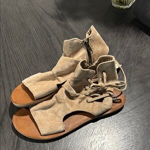 NWT BILLABONG Beige Suede Ankle Flat Sandals Size 7